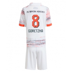 Bayern Munich Leon Goretzka #8 Bortedraktsett Barn 2025-26 Kortermet (+ Korte bukser)