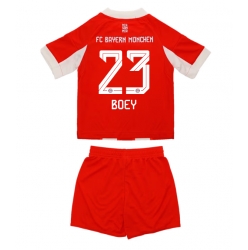 Bayern Munich Sacha Boey #23 Hjemmedraktsett Barn 2025-26 Kortermet (+ Korte bukser)