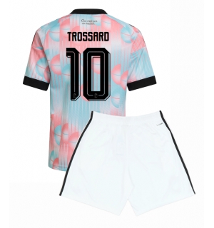 Belgia Leandro Trossard #10 Bortedraktsett Barn VM 2026 Kortermet (+ Korte bukser)