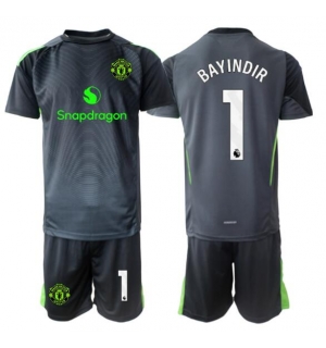 Manchester United Altay Bayindir #1 Keeper Bortedraktsett Barn 2025-26 Kortermet (+ Korte bukser)