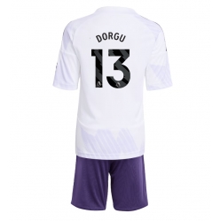 Manchester United Patrick Dorgu #13 Bortedraktsett Barn 2025-26 Kortermet (+ Korte bukser)