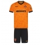 Wolves Hjemmedraktsett Barn 2026-27 Kortermet (+ Korte bukser) Wolves Hjemmedraktsett Barn 2026-27 Kortermet (+ Korte bukser)
